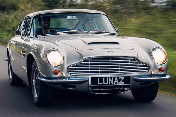 Nhìn từ bên ngoài, chúng ta không có cách nào để biết ngay đây là một chiếc Aston Martin cổ điển đã được chuyển đổi thành xe điện. Khách hàng có thể chọn cấu hình tay lái bên trái hoặc bên phải tùy ý. Lunaz cũng sẽ cất giữ cẩn thận động cơ và hệ dẫn động ban đầu phòng trường hợp chủ sở hữu muốn trả chiếc xe về thông số kỹ thuật ban đầu trong tương lai.