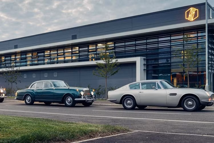 Ngay cả theo tiêu chuẩn của Lunaz, mức giá trên 1 triệu USD của DB6 là khá cao. Trước đây, mẫu Bentley S2 Continental Flying Spur EV1961 của công ty có giá khởi điểm 350.000 bảng Anh, và mẫu Rolls-Royce Phantom V 1961 thì có giá 500.000 bảng Anh. Các mẫu xe chuyển đổi khác của công ty còn có Jaguar XK120 1953 và Range Rover thế hệ đầu tiên.