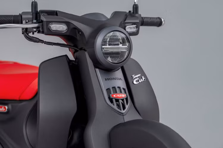Thay đổi duy nhất trên Super Cub C125 chính là yên sau hoàn toàn mới sử dụng lớp đệm Urethane có độ dày lớn, khả năng đàn hồi cao, giúp tăng tối đa độ êm ái và tạo cảm giác thoải mái cho người đồng hành, đồng thời làm nổi bật phong cách của chủ sở hữu nhờ sự hài hòa trong lựa chọn màu sắc giữa yên và tổng thể thiết kế màu xe.