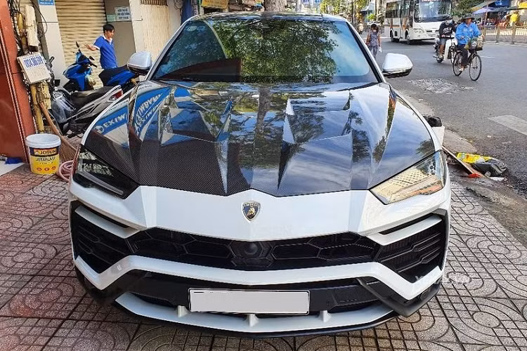 Urus còn sở hữu khoang nội thất được cân bằng giữa tính thể thao và sự sang trọng, xe có nhiều công nghệ giải trí hiện đại nhất như kết nối Apple CarPlay và Android Auto, loa Bang &amp; Olufsen với công suất 1.700 W.