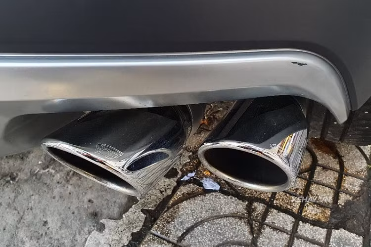 Khác với những chú ‘bò chiến’ thường thấy, động cơ của Urus đã được đặt ở phía trước, trục cơ sở được kéo dài ra, đồng thời khoảng sáng gầm xe cũng lớn hơn rất nhiều (tối đa tới 25cm).