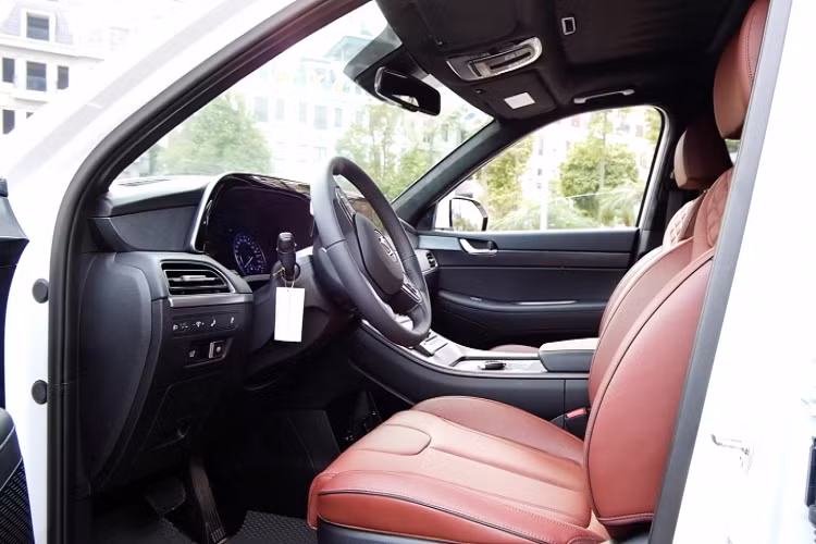 Tại những thị trường khác như Bắc Mỹ, Hyundai Palisade sử dụng động cơ Xăng V6 3.8 lít GDi lớn hơn cho công suất tối đa 291hp và mô-men xoắn cực đại 355Nm. Khi được đưa về Việt Nam, phiên bản máy xăng V6 chắc chắn sẽ “gánh” nhiều thuế TTĐB hơn.