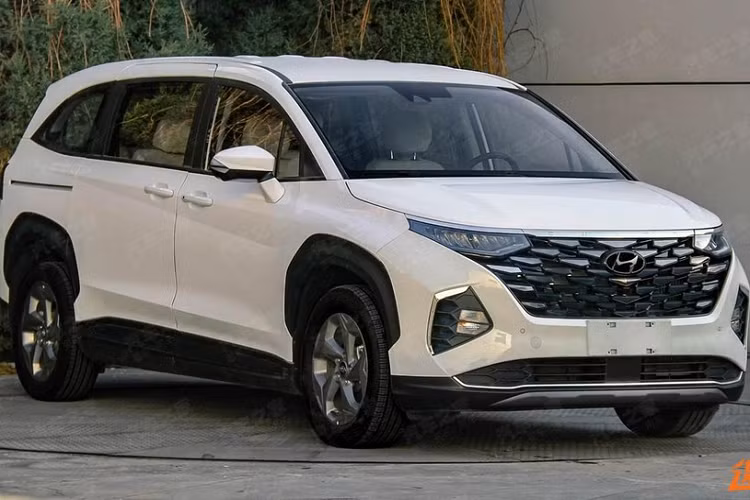 Hyundai Custo là mẫu MPV 7 chỗ hoàn toàn mới đã lần đầu tiên lộ diện vào năm ngoái. Vào thời điểm đó, giới báo chí đã dự đoán mẫu MPV này sẽ chính thức ra mắt trong năm 2020. Tuy nhiên, mãi đến nay, Hyundai Custo 2022 mới vẫn chưa được giới thiệu. Thay vào đó, chỉ có hình ảnh rõ nét hơn của mẫu MPV này được tung ra.