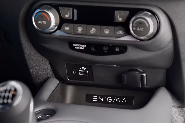 Mẫu xe crossover Nissan Juke Enigma 2021 được trang bị động cơ tăng áp 3 xi-lanh 1.0L, công suất 115 mã lực, mô-men xoắn 200 Nm, hộp số sàn 6 cấp và hệ dẫn động cầu trước.