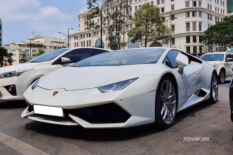 Mọi chi tiết trên xe vẫn được giữ nguyên bản, bao gồm cả bộ la-zăng đặc biệt có thiết kế 5 chấu kép kiểu chữ V, kết hợp cùm phanh chính hãng màu cam tạo điểm nhấn.