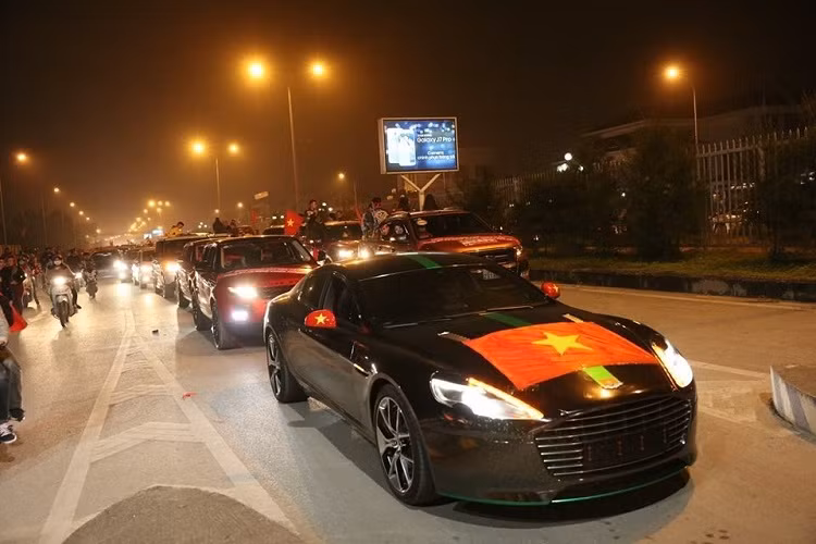 Như vậy, đây là 1 trong số ít những chiếc xe sang Aston Martin Rapide S đang có mặt tại dải đất hình chữ S hiện nay nhưng lại là chiếc đầu tiên mang biển tứ quý 9 rất đẹp mắt và giá trị của xe chắc chắn sẽ cao hơn so với những chiếc xe khác.