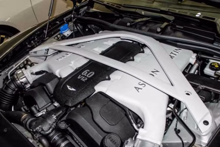 Chiếc Aston Martin Rapide S mang biển tứ quý 9 ở Nghệ An hiện được chủ nhân trang trí thêm sọc đề can màu đỏ chạy dài từ đầu xe ra đến đuôi xe. Ảnh: Sơn Đinh