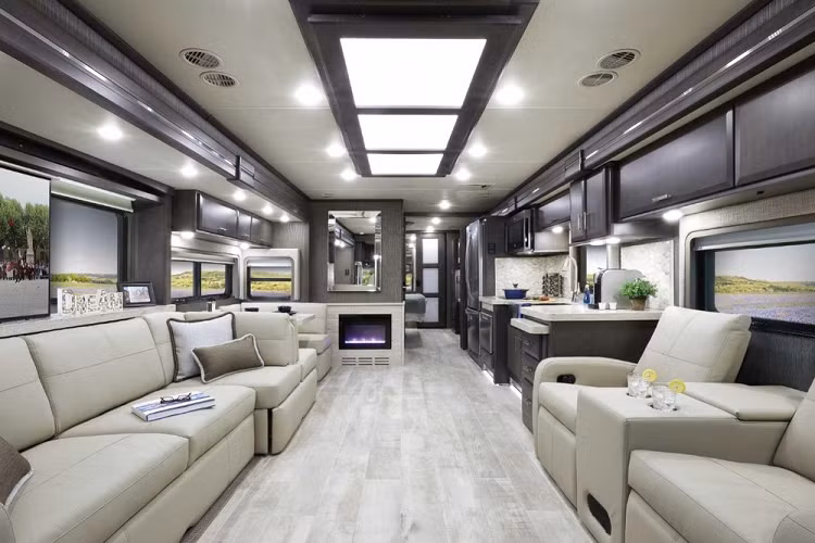 Trước khi đi vào chi tiết các trang bị, chúng ta cần biết luôn một chi tiết quan trọng đó là giá xe Tuscany 2021 khởi điểm 468.600 USD (khoảng hơn 10 tỷ đồng) và cung cấp 2 sơ đồ mặt bằng khác nhau. Nói một cách khác, đây là một mẫu motorhome đắt đỏ và nhắm tới những người mua giàu có, mong muốn sở hữu một mái nhà di động vừa sang trọng vừa tiện nghi đúng nghĩa.