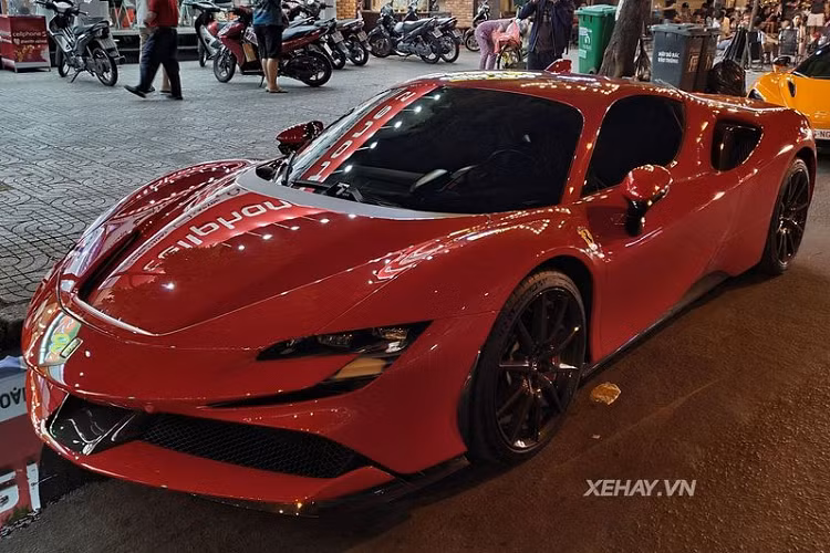 Tất nhiên, vẻ ngoài của xe cũng rất đáng chú ý, Ferrari SF90 Stradale sở hữu ngoại hình nổi bật và bắt mắt với những đường nét thiết kế mềm mại, có nhiều điểm tương đồng với mẫu hypercar LaFerrari và cả F8 Tributo.