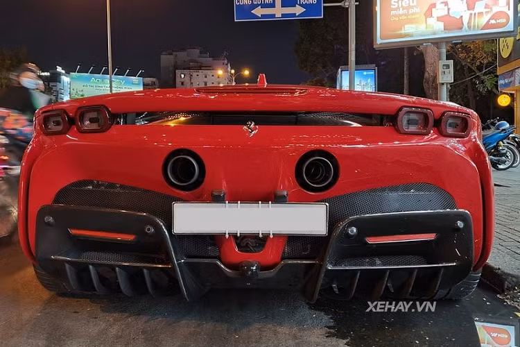 Điểm nổi bật nhất của siêu xe Ferrari SF90 Stradale nằm ở hệ truyền động, đây là siêu phẩm sử dụng hệ truyền động plug-in hybrid đầu tiên trong lịch sử của nhà "ngựa chồm và cũng là chiếc Ferrari thương mại mạnh mẽ nhất từ trước tới giờ.