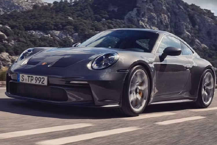 Cung cấp sức mạnh cho Porsche 911 GT3 Touring 2022 mới là khối động cơ hút khí tự nhiên 4.0L 6 xi-lanh phẳng cho công suất 502 mã lực và mô-men xoắn cực đại 469 Nm. Đi kèm với hộp số sàn 6 cấp duy nhất, xe có tốc độ tối đa ở mức 317 km/h.