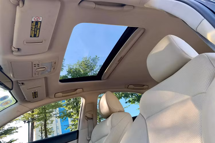 Lexus IS phiên bản IS 250 mạnh mẽ hơn sử dụng động cơ V6 dung tích 2.5L hút khí tự nhiên cho công suất 205 mã lực và mô-men xoắn cực đại 250Nm. Động cơ V6 này của Lexus IS đều sử dụng công nghệ van biến thiên kép thông minh (Dual VVT-i), hệ thống điều khiển bướm ga điện tử (ETCS-i). Hệ thống ACIS (Acoustic Control Induction System) sử dụng van điều khiển khí nạp chia đường nạp thành 2 đoạn để phù hợp với tua máy từ thấp đến cao, cũng như góc mở bướm ga để tối đa hiệu suất động cơ.