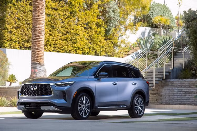 Dưới mui xe SUV Infiniti QX60 hạng sang sở hữu động cơ V6 3.5L kết hợp hộp số ZF 9 cấp, sản sinh công suất 295 mã lực và mô-men xoắn cực đại 366 Nm, cung cấp sức kéo 2.722 kg, nhỉnh hơn so với Ford Explorer (2.540 kg) và kém hơn so với Lincoln Aviator (3.039 kg).