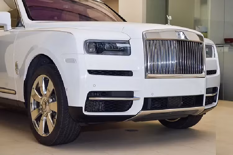 Có thể thấy, màu đỏ rất hiếm khi được sử dụng để chụp bộ ảnh về siêu xe hay xe siêu sang nhưng với Minh Nhựa mọi thứ vẫn có thể xảy ra. Việc mang Rolls-Royce Cullinan ra chụp ảnh với tông màu được mệnh danh là may mắn có thể giúp đại gia này sớm thoát khỏi "vận đen" không thể bấm được biển số xe Rolls-Royce Cullinan, trước đó, Minh Nhựa từng phải "dở khóc dở cười" khi 2 năm trôi qua mới đăng ký được biển số cho thần gió Pagani Huayra sau gần 3 lần đi xét xe không thành công.