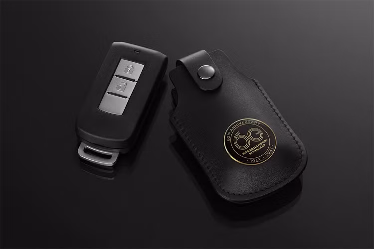 Không chỉ trang trí và bổ sung thêm tính năng cho chiếc xe, khách hàng mua XPander Passion Red Edition còn được tặng kèm bao da chìa khóa phiên bản đặc biệt.