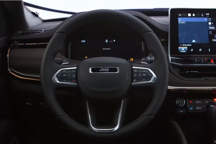 Ở phía sau, xe được trang bị đèn hậu thanh mảnh "hao hao" với loại của Grand Cherokee L 2021 nhưng được đặt ở vị trí cao hơn và có thêm một thanh crôm ở giữa. 