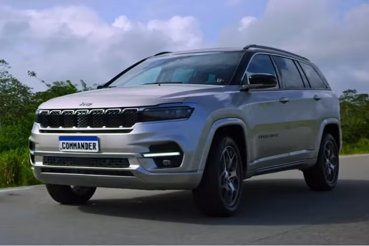 Tuy nhiên, Jeep Commander 2022 mới sẽ sở hữu một khuôn mặt khác với đèn pha mới, dải đèn ngày đặt thấp hơn, lưới tản nhiệt cải tiến và cản trước sửa đổi có thêm khe gió. Chiếc SUV 7 chỗ có trục cơ sở dài hơn và được sơn 2 tông giống với Grand Cherokee 2022.