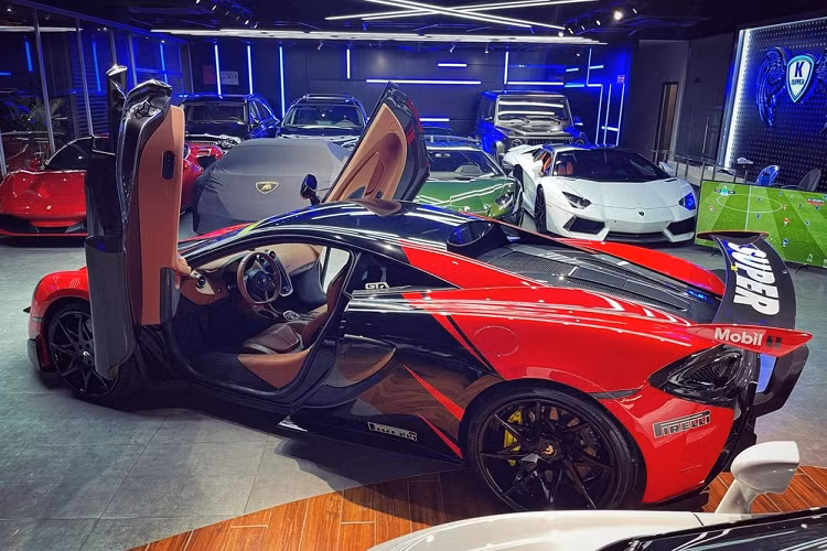 Ngoài bộ áo hoàn toàn mới được dán bằng đề-can, chiếc siêu xe McLaren 570S mang đầu số Sài thành còn được trang bị bản độ body kit 570-VX của hãng độ xe Vorsteiner từng gây xôn xao không ít giới mê xe trong nước cũng như Đông Nam Á.