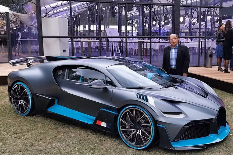 Bugatti Divo của đại gia Malaysia sở hữu khối động cơ W16, dung tích 8.0 lít, đi kèm 4 bộ tăng áp, tạo ra công suất tối đa 1.500 mã lực và mô-men xoắn cực đại 1.600 Nm của Divo chỉ có thể đạt tốc độ tối đa 380 km/h. Con số này rất hiền lành so với cả Bugatti Veyron nhưng hãng xe Pháp đã tính toán các chủ nhân của siêu phẩm như Bugatti Divo sẽ không thường xuyên mang chúng lên cao tốc để trải nghiệm tốc độ mà dành thời gian chủ yếu ngắm "cục vàng này trong garage.