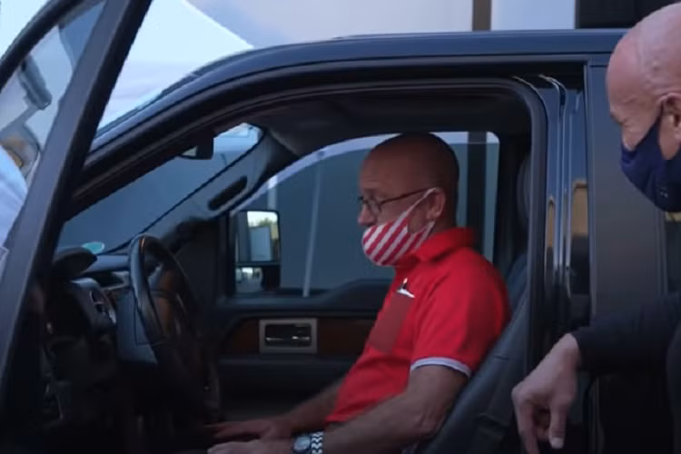 Dwayne Johnson (hay diễn viên The Rock) được mọi người biết đến với vai trò là một diễn viên phim hành động sở hữu mức cát-xê khủng nhất nhì Hollywood. Ít ai biết được rằng trước đây anh đã từng phải vật lộn với cuộc sống khó khăn khi The Rock và mẹ di cư từ Hawaii đến Nashville, Tennessee để sống cùng với cha của anh.