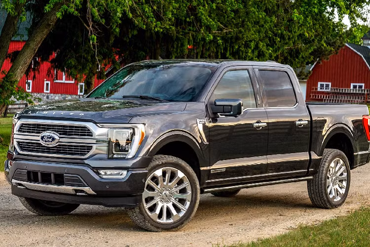 Hành động tặng siêu bán tải Ford-F150 cho bạn của Dwayne diễn ra ngay trên phim trường Young Rock, một sê-ri phim truyền hình mới kể về khoảng thời gian The Rock mới chập chững bước vào nghề, cũng như những khó khăn anh gặp phải thời niên thiếu.