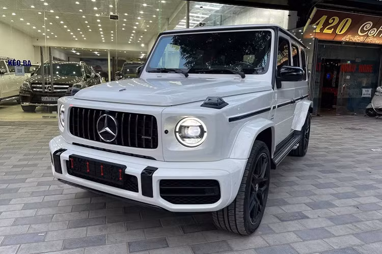 Dàn âm thanh của thương hiệu Burnmester rất ấn tượng với 15 loa kèm loa trầm. Điều hoà 3 vùng độc lập, camera 360 độ và đồng hồ cơ. G63 2021 được trang bị hệ thống kiểm soát hành trình thích ứng (Adaptive Cruise Control) nhưng không có chức năng Stop &amp; Go (tự động dừng hoặc tăng tốc theo xe phía trước).