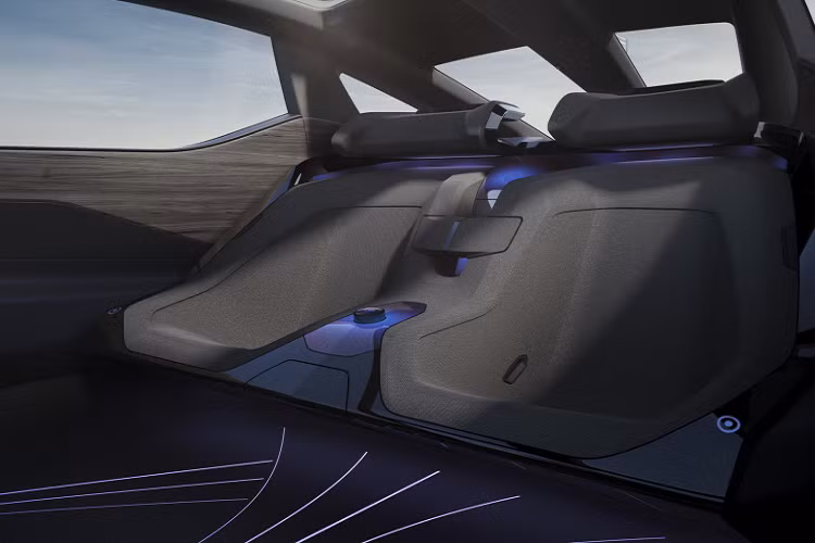 Hiện tại, mẫu xe ý tưởng Lexus LF-Z Electrified có mui thiết kế mềm mại và vuốt dốc về phía sau, cửa sổ nhỏ. Đường gân dập nổi kéo dài từ hốc bánh trước lên đến cột C tạo cho xe vẻ cứng cáp và bệ vệ khi nhìn từ hông. Nổi bật ở phần đầu xe là lưới tản nhiệt hình con suốt đặc trưng, tuy nhiên chi tiết này đã được đóng kín vì đây là xe điện, không cần đến lỗ thông gió để làm mát động cơ.