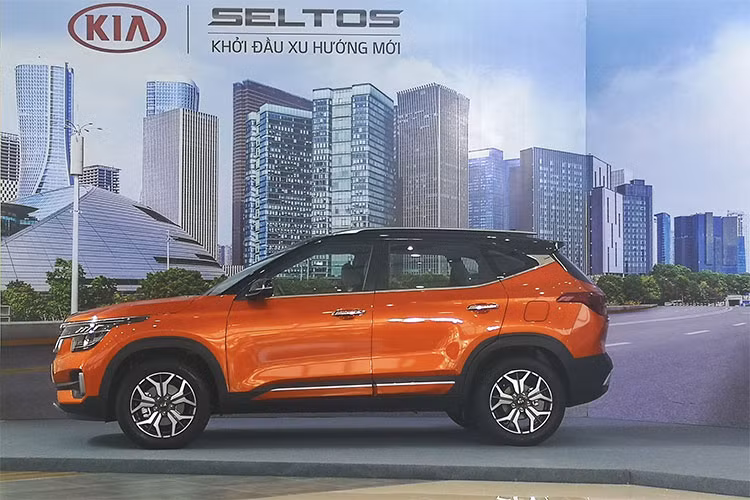 Cụ thể, Kia Seltos 1.4 Deluxe mới sẽ được nâng cấp nút bấm khởi động, bản 1.4 Luxury nội thất phối Đen - Be với ghế lái chỉnh điện, cảm biến áp suất lốp, bản 1.6 Premium thêm hệ thống lọc không khí và bản 1.3 Premium thêm cảm biến áp suất lốp, ghế chỉnh điện, hệ thống lọc không khí