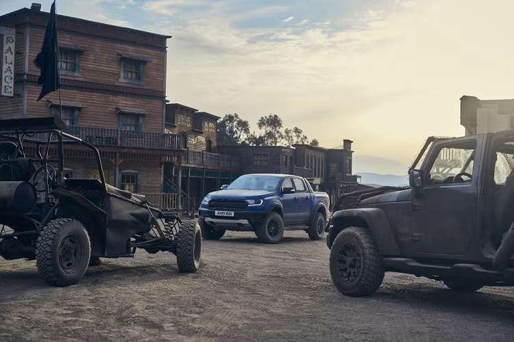 Song song đó, xe vẫn có hệ thống treo và khung ầm được tối ưu cho chạy off-road, giảm xóc của Fox và bộ lốp đa địa hình.