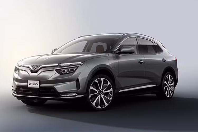 Tuần báo ôtô số 1 Bắc Mỹ cho biết, nhà sản xuất xe VinFast Việt Nam sẽ ra mắt thị trường Mỹ các mẫu SUV chạy điện VF e35 (cỡ D) và VF e36 (cỡ E). “Át chủ bài” của VinFast tại thị trường Mỹ dự kiến sẽ trang bị một loạt công nghệ thông minh như hệ thống hỗ trợ người lái nâng cao giúp giữ làn đường, cảnh báo va chạm cũng như các chức năng đỗ xe và triệu hồi xe tự động... Automotive News khẳng định năng lực công nghệ và sản xuất của VinFast hoàn toàn có thể giúp hãng hiện thực hóa “giấc mơ Mỹ” cũng như chiến lược quốc tế hóa đầy mạnh mẽ.