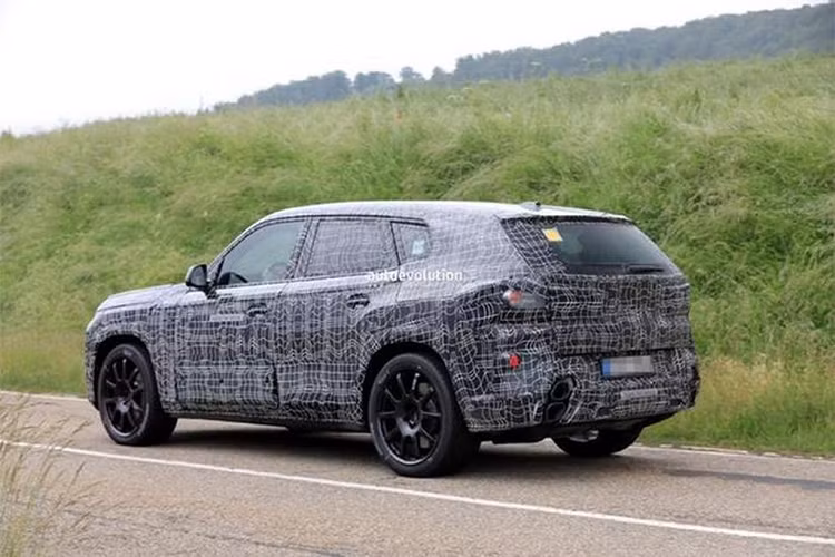 Không có “vũ khí” thuần điện, hãng xe sang của Đức BMW chỉ tham gia với một mẫu concept SUV plug-in hybrid. Các thông tin ban đầu cho biết, mẫu SUV đầu bảng BMW M sẽ có ba biến thể, bao gồm cả động cơ plug-in hybrid V8 công suất 750 mã lực. Mẫu xe hai hàng ghế sẽ bắt đầu được sản xuất vào cuối năm 2022 tại nhà máy Greer, S.C. của BMW.