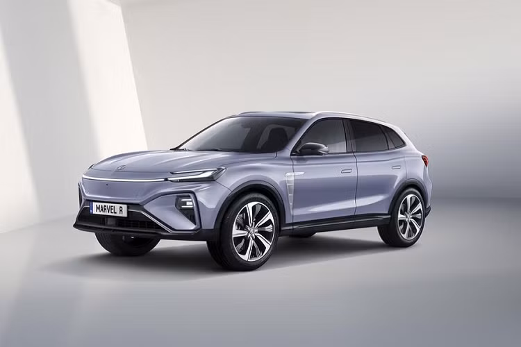 Mới đây, thương hiệu MG của Anh quốc đã bất ngờ vén màn mẫu SUV chạy điện mang tên Marvel R Electric 2021 mới tại thị trường châu Âu. Thuộc phân khúc SUV cỡ D, MG Marvel R Electric 2021 sở hữu chiều dài 4.674 mm, rộng 1.919 mm, cao 1.618 mm và chiều dài cơ sở 2.800 mm. So với người anh em MG HS, mẫu SUV chạy điện này dài hơn 100 mm, rộng hơn 43 mm, thấp hơn 67 mm và chiều dài cơ sở nhỉnh hơn 80 mm.