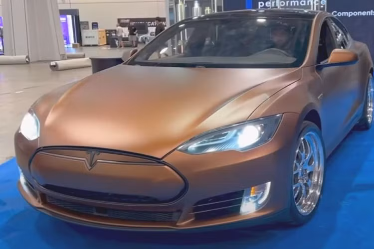 Rich Benoit gọi chiếc xe này là ICE-T, viết tắt cho cụm từ “Internal Combustion Engine Tesla”, tạm dịch là “xe Tesla dùng động cơ đốt trong”.