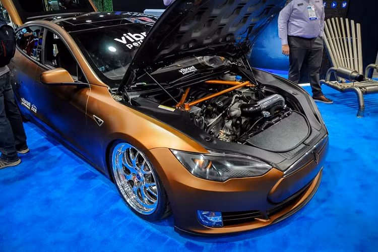 Rich Benoit đã sử dụng động cơ V8 6.2L hút khí tự nhiên từ một chiếc Chevrolet Camaro khác. Về mặt lý thuyết thì chỉ đơn giản là lắp khối động cơ này vào Tesla Model S, tuy nhiên thực hành lại không hề dễ dàng như vậy.