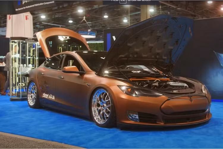 “Ho bien” Tesla Model S chay dong co dot trong V8 6.2L