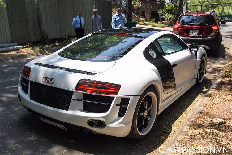 Nhờ sự xuất hiện một cách khá “thường xuyên” trong series phim bom tấn từ Marvel, những chiếc siêu xe Audi R8 vẫn có một chỗ đứng vững chãi trong lòng người hâm mộ. Những chiếc xe phải kể đến như chiếc Audi R8 E-tron được Iron Man sử dụng, hay sự xuất hiện của chiếc R8 trong Avengers Age Of Ultron hay cả chiếc R8 trong phim Captain America: Civil War.