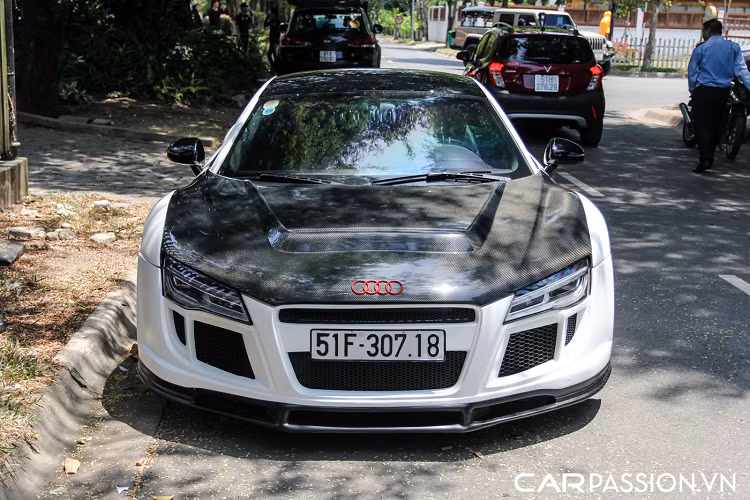 Audi R8 thế hệ đầu tiên là một trong những mẫu siêu xe khơi mào phong trào chơi siêu xe ở Việt Nam, bên cạnh những thương hiệu khác như Lamborghini hay Ferrari ở thời bấy giờ. Chính vì vậy, số lượng những chiếc Audi R8 thế hệ đầu từng được đưa về Việt Nam không hề ít.