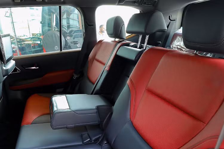 Đây là thị trường ra mắt mẫu xe SUV Toyota Land Cruiser 2022 đầu tiên trên thế giới. Được biết, Toyota Land Cruiser 2022 cũng đang “hot” tại thị trường Trung Đông vì số lượng xe nhập Nhật hiện tại chưa đáp ứng đủ nhu cầu từ khách hàng.