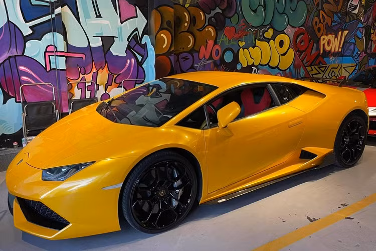 Siêu xe Lamborghini Huracan của bà chủ mỹ phẩm mới bị công an khởi tố hình sự về tội "Vi phạm quy định về an toàn ở nơi đông người" đã được độ lại body kit của hãng Vorsteiner bao gồm lướt gió phía trước, bên hông và cánh gió đuôi cỡ lớn phía sau. Xe sở hữu động cơ V10, dung tích 5.2 lít, sản sinh công suất tối đa 610 mã lực tại vòng tua máy 8.250 vòng/phút và mô-men xoắn cực đại 560 Nm. 