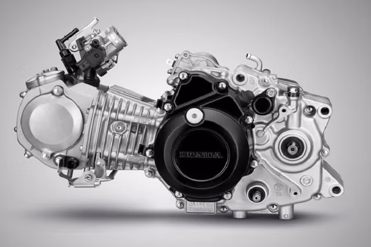 Mới đây, Honda Wave đã chính thức được nâng cấp lên phiên bản 2021 với rất nhiều thay đổi khiến chiếc xe trở nên hoàn hảo hơn trong tầm giá.Theo đó, mẫu xe Honda Wave 110i 2021 mới vừa được ra mắt tại Thái Lan sở hữu khối động cơ mới 110 phân khối, sở hữu tay biên dài hơn trước, cải thiện hệ thống bơm dầu khiến khối động cơ trơn tru và mát hơn so với phiên bản tiền nghiệm.
