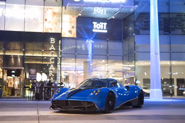 Trong số khối tài sản bị tịch thu của Ng Yu Zhi có cả chiếc Pagani Huayra 5 triệu USD (khoảng hơn 113 tỷ đồng) đầu tiên tại đảo quốc này. Đặc biệt, đây là một trong những chiếc Huayra đầu tiên trên thế giới được trang bị thêm gói Pacchetto Tempesta trị giá hơn 4 tỷ đồng.
