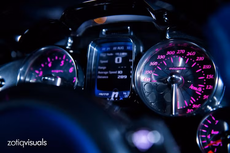 Về nội thất, Pagani Huayra SM Edition vẫn sở hữu thiết kế đậm chất tương lai với hai tông màu chủ đạo là xanh và đen.