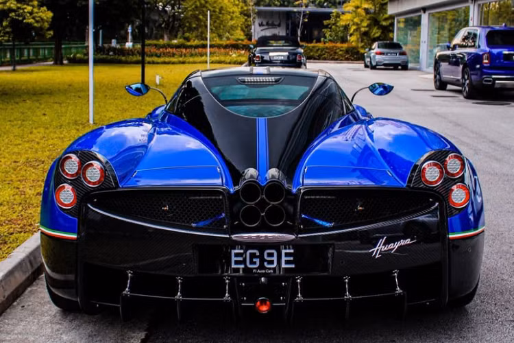 Chiếc Pagani Huayra “hàng hiếm” này sở hữu lớp sơn ngoại thất màu xanh nổi bật với nhiều chi tiết làm từ sợi carbon bóng. Với gói độ chính hãng Pacchetto Tempesta, xe được trang bị cánh lướt gió cỡ lớn ở phía trước và bộ khuếch tán mới ở phía sau nhằm tăng tính khí động học. Tất cả những chi tiết này cũng đều được làm bằng chất liệu sợi carbon.