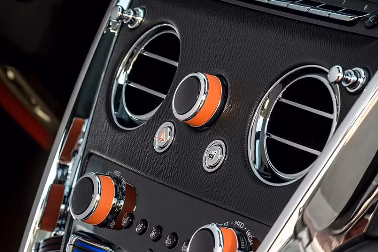 Để tránh vẻ đơn điệu, chủ sở hữu của chiếc Rolls-Royce Cullinan này đã bổ sung thêm một số điểm nhấn ngoại thất được hoàn thiện bằng chrome sáng bóng trên lưới tản nhiệt, viền cửa sổ, viền dưới ngưỡng cửa, tay nắm cửa, nắp cốp và cản va sau. Xe “cưỡi” trên bộ mâm 5 chấu to bản hai tông màu.