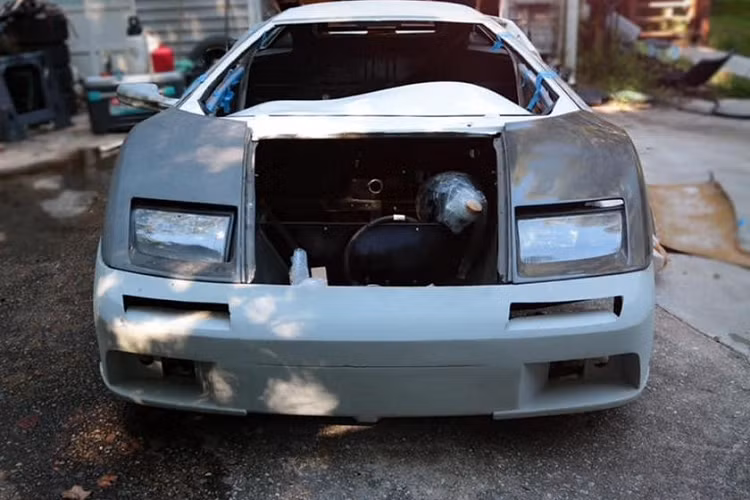 Chiếc Lamborghini Diablo hàng nhái này hiện đang được rao bán tại thành phố Lawrenceville, bang Georgia, Mỹ. Giá mà chủ sở hữu của chiếc siêu xe bản sao này đưa ra là 30.000 USD (khoảng 690 triệu đồng). Giá bán này nghe qua thì có vẻ hời so với chiếc Lamborghini Diablo SV Monterey Edition xịn. Thế nhưng, chiếc xe "nhái" này lại không hề có động cơ