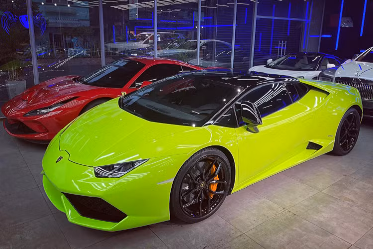 Chiếc siêu xe mui trần McLaren 720S Spider của doanh nhân Sài thành này có ngoại thất sơn màu đỏ Memphis độc nhất Việt Nam và từng thuộc sở hữu 1 người chơi xe kín tiếng ở Đà Nẵng nhưng hiện sinh sống tại Sài thành. Sau đó, chủ nhân xe Lamborghini Aventador LP700-4 biển "tứ quý" 9 đã thu nạp siêu xe mui trần về garage của mình trước khi bán lại.