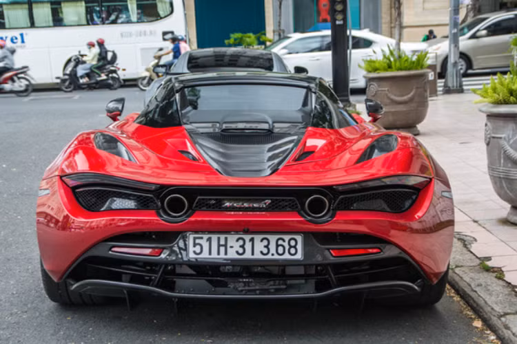 Siêu xe Lamborghini Huracan LP610-4 được trang bị động cơ V10, dung tích 5.2 lít, sản sinh công suất tối đa 610 mã lực và mô-men xoắn cực đại 560 Nm tại vòng tua máy 6.500 vòng/phút. Siêu bò chỉ mất khoảng thời gian 3,2 giây để tăng tốc từ vị trí xuất phát lên 100 km/h trước khi đạt vận tốc tối đa 325 km/h.
