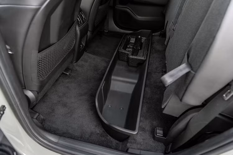 Các trang bị an toàn có sẵn trên Hyundai Santa Cruz bao gồm hệ thống hỗ trợ giữ làn và cảnh báo tài xế mất tập trung, hệ thống hỗ trợ lái xe trên đường cao tốc, hệ thống cảnh báo điểm mù, hệ thống hỗ trợ phòng va chạm phía trước, hệ thống hỗ trợ thoát hiểm an toàn, camera lùi... Ngoài ra, hệ thống cảnh báo phương tiện cắt ngang phía sau và camera 360 độ là trang bị tuỳ chọn của xe.