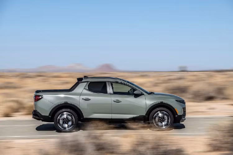Giá xe Hyundai Santa Cruz chưa được công bố chính thức, xe sẽ bắt đầu được đưa lên dây chuyền sản xuất thương mại từ tháng 6 tới tại nhà máy Hyundai ở Alabama, Hoa Kỳ.