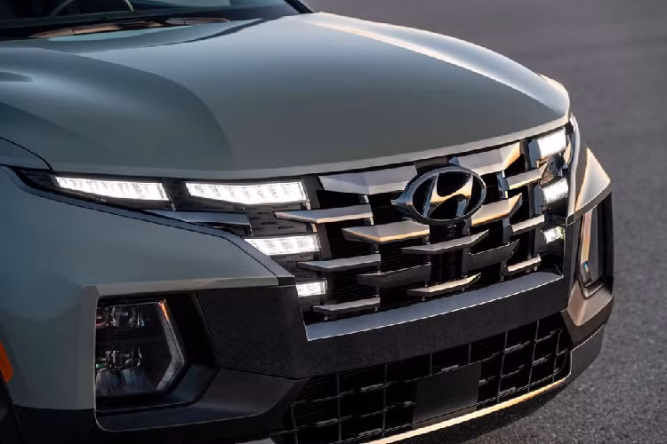Hyundai Santa Cruz có thông số về chiều dài là 4.971 mm, chiều dài cơ sở 3.005 mm, tức hơn Tucson về chiều dài tổng thể là 315 mm và chiều dài cơ sở là 249 mm. Chiều dài thùng hàng của Santa Cruz là 1.323 mm. Xe được trang bị mâm tiêu chuẩn 18 inch và tuỳ chọn lên 20 inch.
